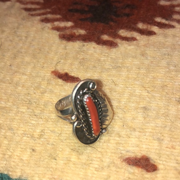 Coral and feather Native American ring - Picture 2 of 2